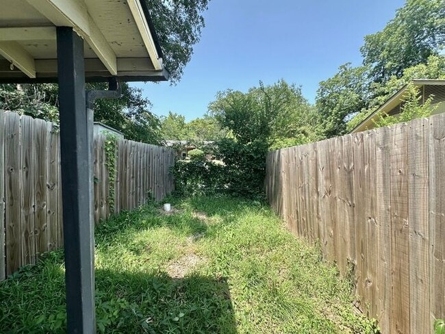 Building Photo - Cozy 1-Bedroom, 1-Bath Gem Near the Azalea...