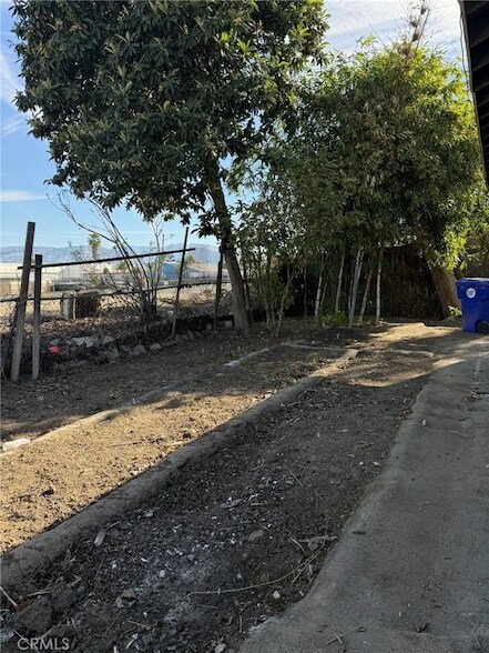 Building Photo - 1222 Hardt St