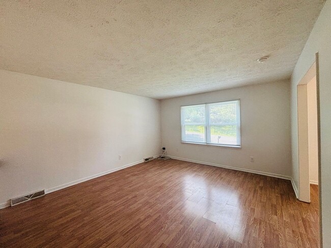 Building Photo - 306 Woodbine Dr