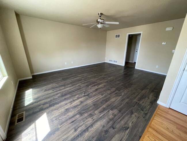 Building Photo - WELCOMING 3 BEDROOM, 3 BATH HOME IN FOUNTA...