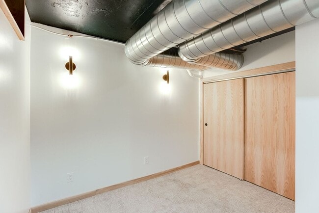 Building Photo - Amazing 2 bedroom, 2 bathroom 1,330 sf hom...