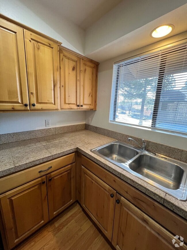 Building Photo - RENT REDUCED! Village at University Height...