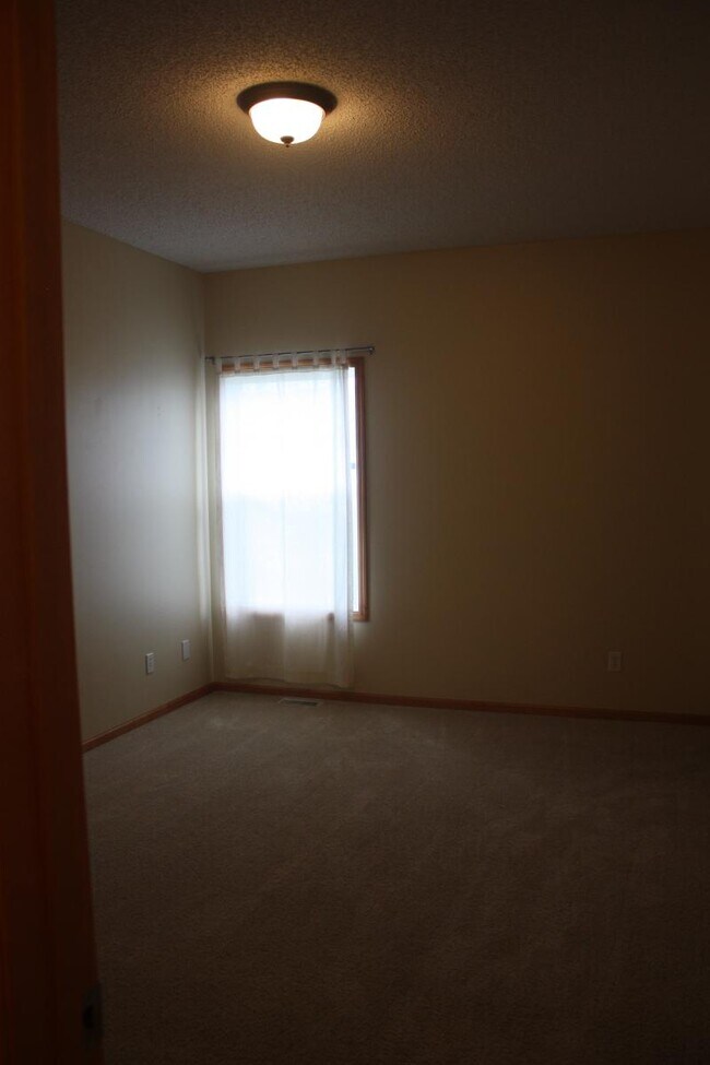 Building Photo - 711 Willow Glen Dr