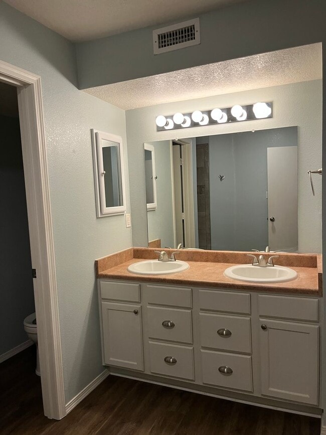 Building Photo - Fabulous 3 Bedroom Rental