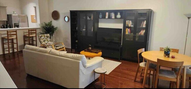 Living Room - 806 W Heights Hollow Ln