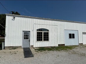 Building Photo - Blue Mound 1 bed, 1 bath