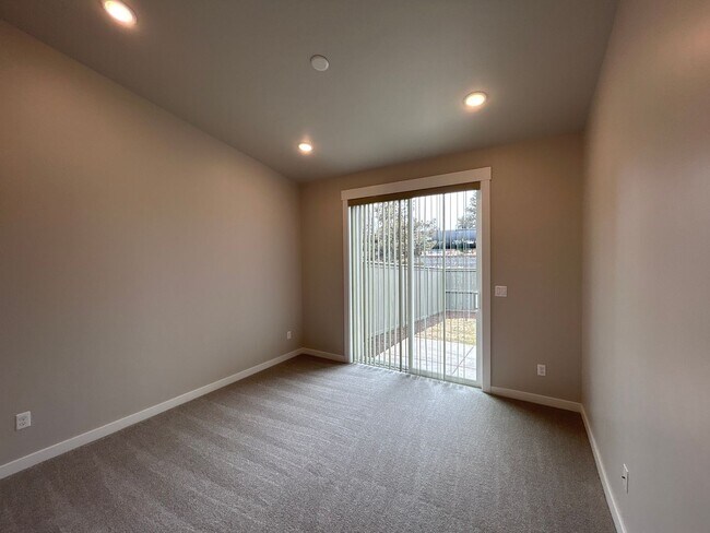 Building Photo - Luxury 2BR Duplex Near Old Mill District & Trails – Apply Today!