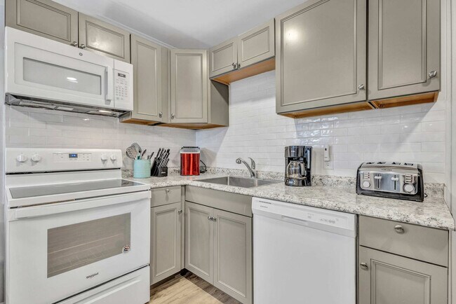 Building Photo - 23 S Forest Beach Dr