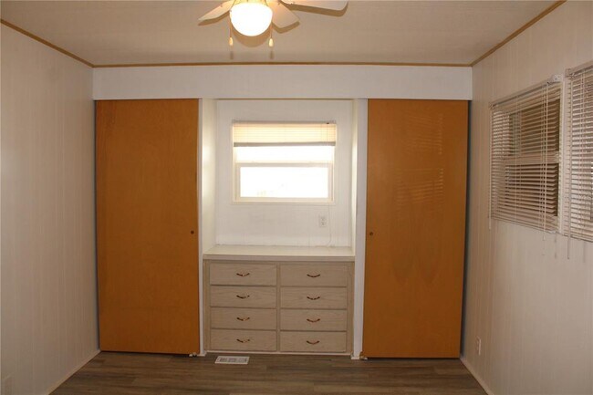 Building Photo - 204 50th Ave Dr W