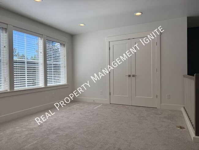 Building Photo - 2242 NW Reserve Camp Ct