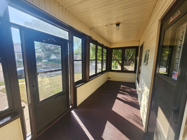 Building Photo - 907 S Walts Ave