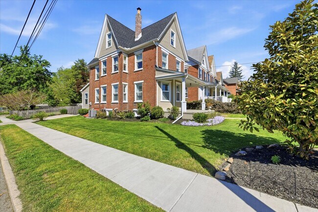 Building Photo - Charming Updated 4B/2.5B Home with Fenced Yard & Parking Included