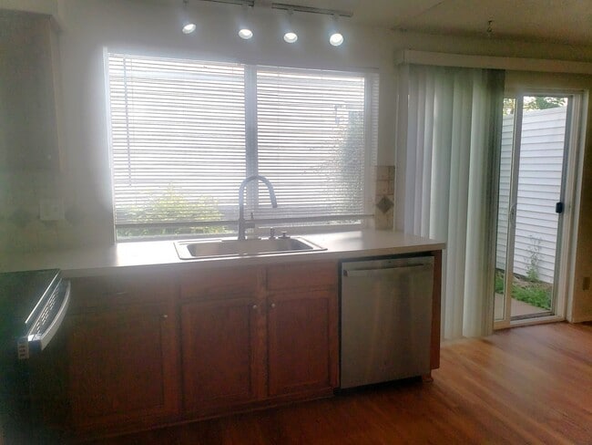 Building Photo - Spacious Townhouse with Two Car Garage!