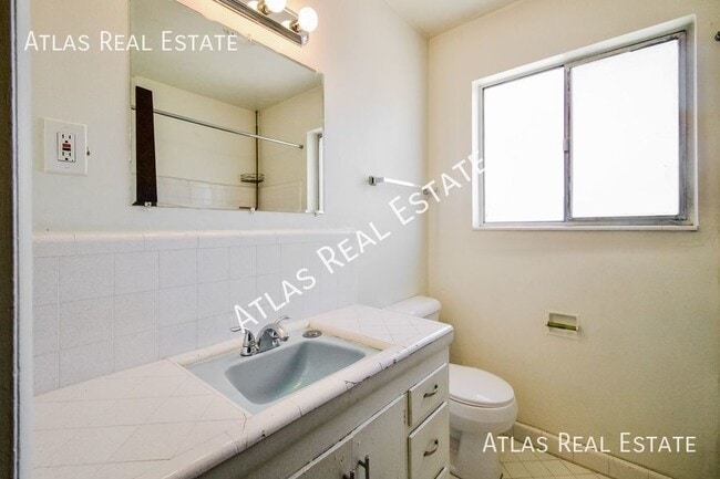 Building Photo - Cozy 1 Bedroom, 1 Bathroom | New Paint | O...
