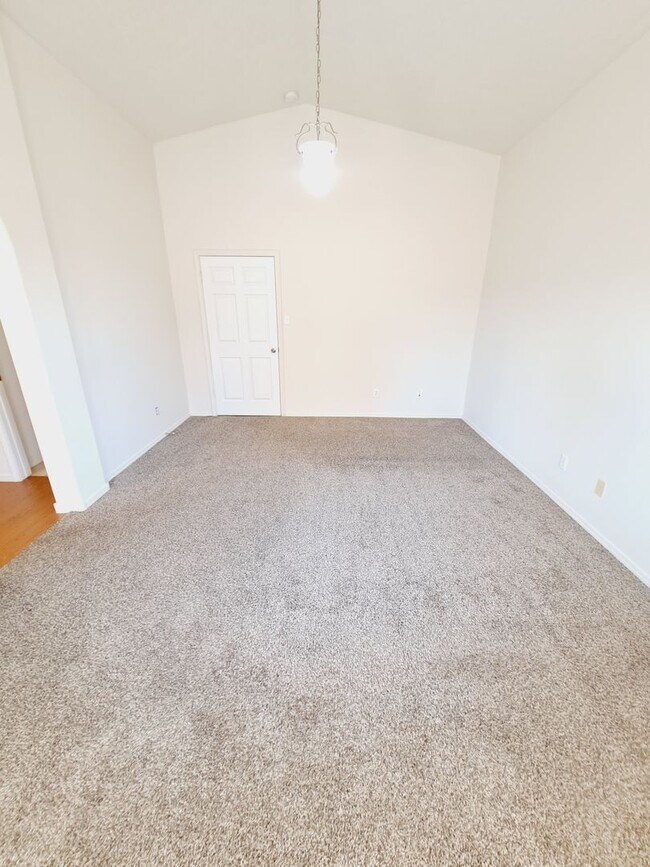 Building Photo - 3 bed 2 bath home in Huning Ranch!