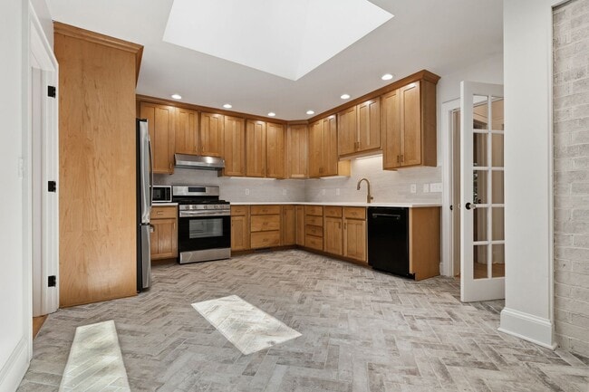 Building Photo - Bright, Updated Home Minutes from UNC and Downtown Chapel Hill