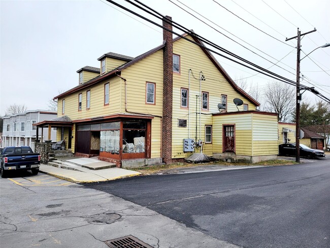 Building Photo - 204 Main St