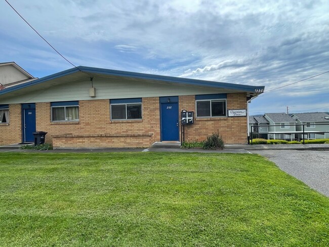 Building Photo - Moore (1371 SE 9th Ave &amp; 1370 SE 10th Ct.)