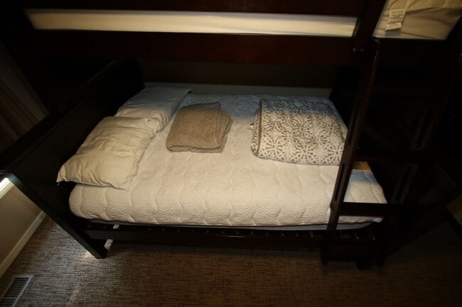 Building Photo - 2 Bed, 2 Bath Furnished or Unfurnished Condo in East Anchorage!