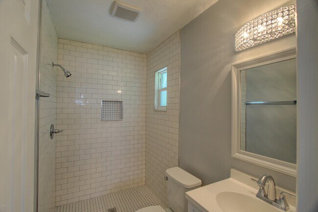 Building Photo - 3210 Westwood Dr