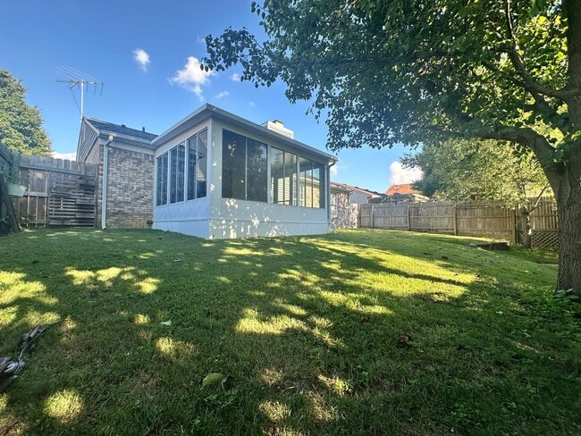 Building Photo - Charming 3-Bed Home with Fenced Yard!