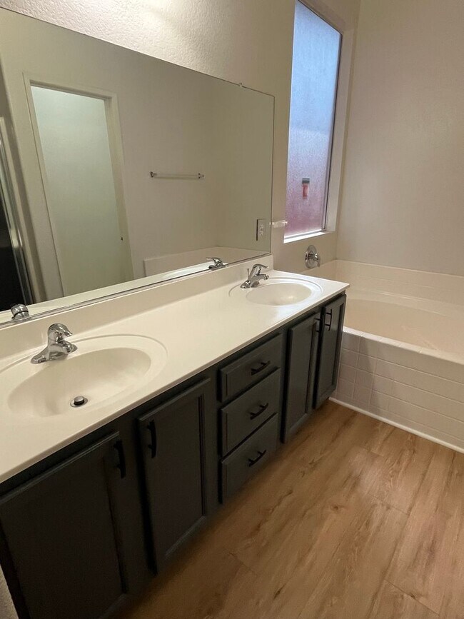 Building Photo - 3 bedroom 2 bath home with large yard available in Adelanto!