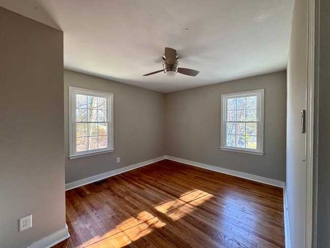 Building Photo - Renovated 3BR Near UNC Law School