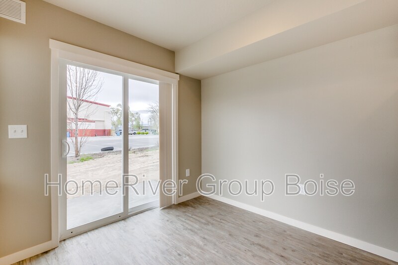 Building Photo - 928 E Wandering Ln