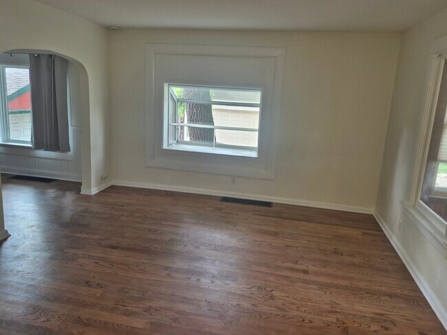 Building Photo - 316 1st St