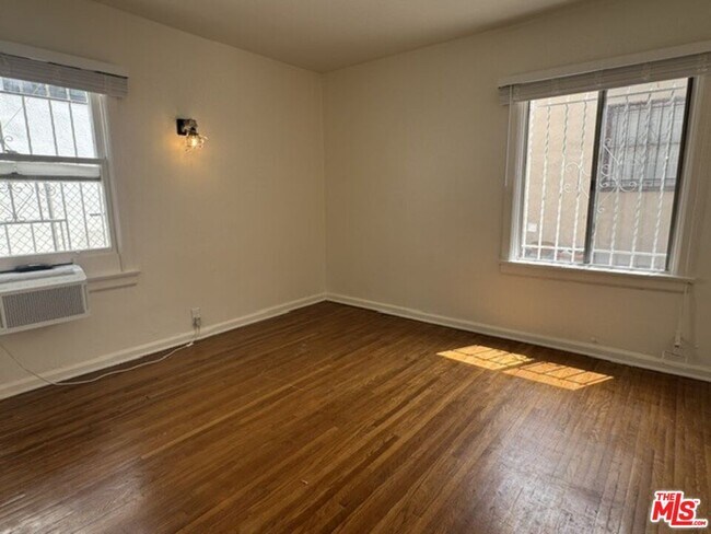 Building Photo - 942 Havenhurst Dr