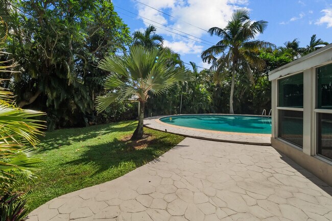 Building Photo - 2608 NE 12th St