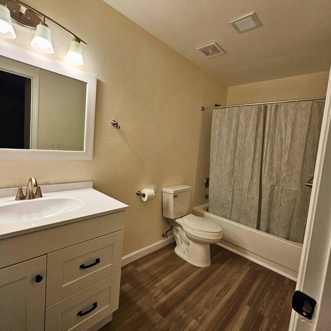 Building Photo - 3BR/2BA Townhome in NLV!
