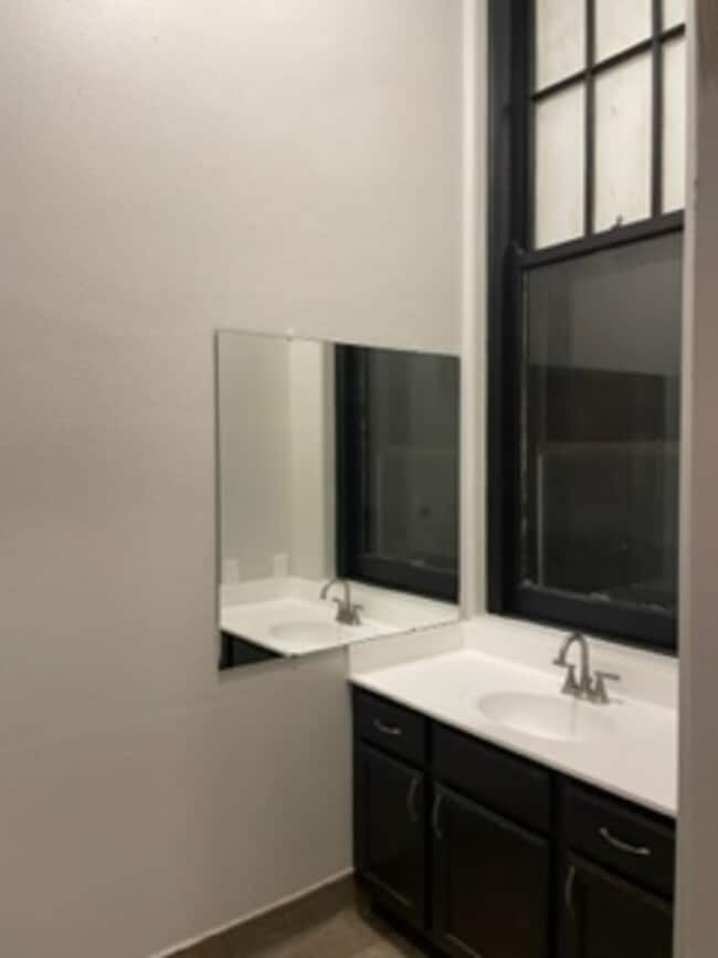 Building Photo - Central Square