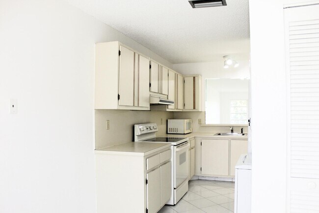 Building Photo - 5620 Queen Palm Ct