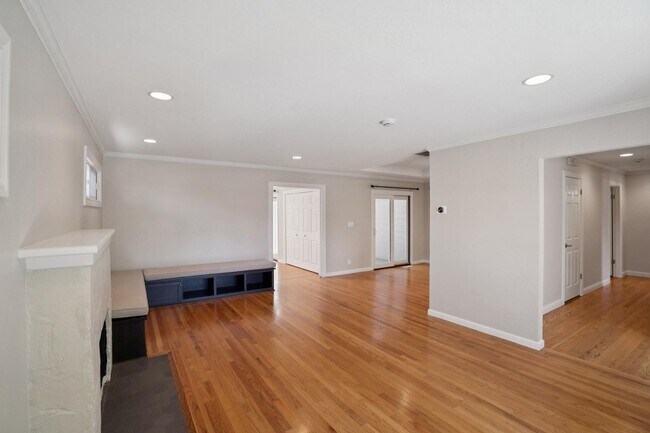 Building Photo - Spacious 3 bed 2 bath Home with Detached 1 bed 1 bath ADU in Los Altos!