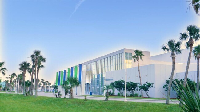 Building Photo - 121 N Hollywood Ave