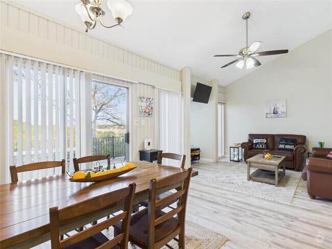 Building Photo - 121 Comanche Dr