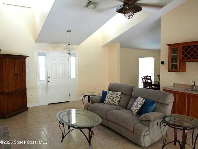 Building Photo - 4566 Serna Ave