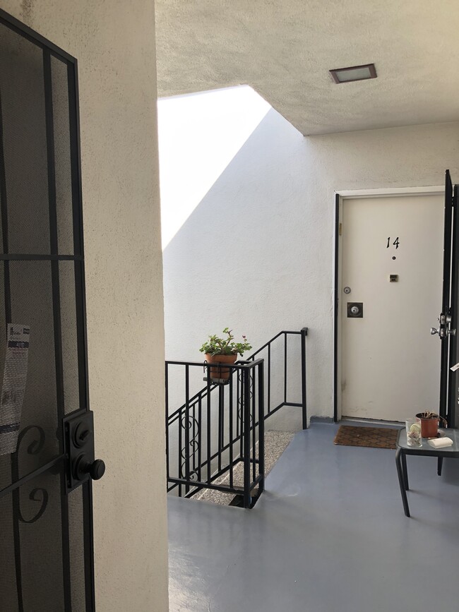 Outdoor patio - 1114 N Harper Ave