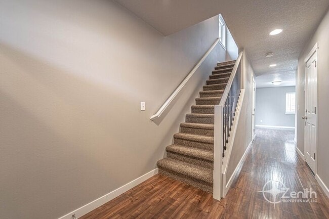 Building Photo - 5609 NE 74th Ct