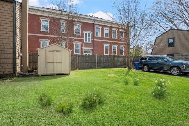 Building Photo - 14 Elm St