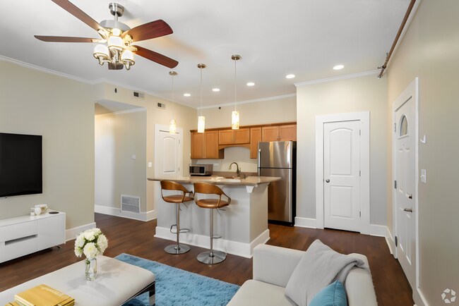 Building Photo - 3 bedroom, 2 bath apartment located in the...