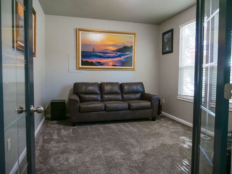 Building Photo - 151 Cub St W