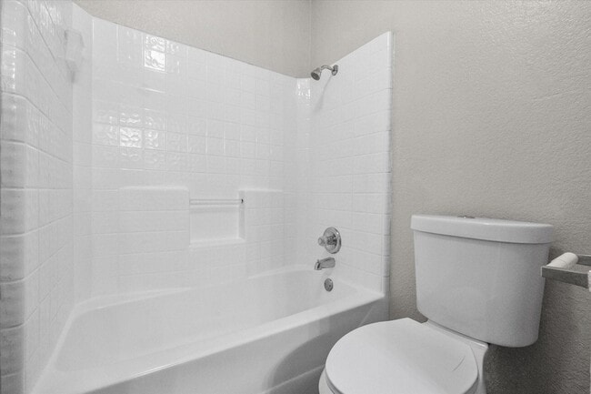 Building Photo - 404 Kings Way Dr