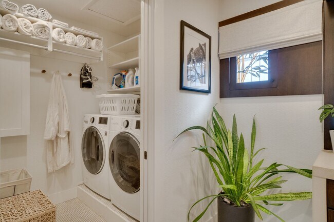 Building Photo - Exquisite 3 bedroom 2.5 bath two-story Executive Condo in Winter Park with 2-Car Garage