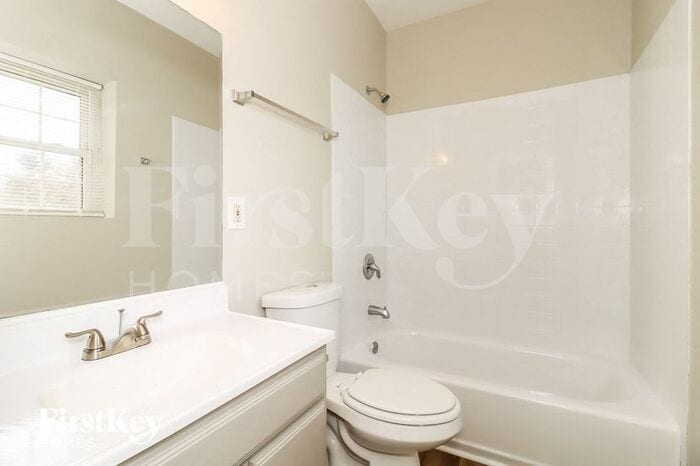 Building Photo - 1216 Woodleigh Rd SW