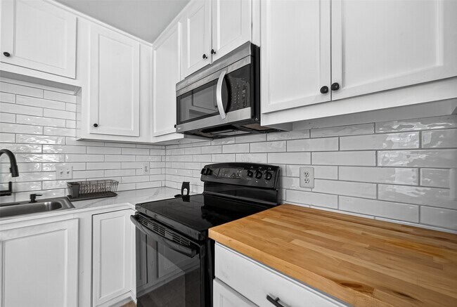 Building Photo - 3403 Hillstone Dr