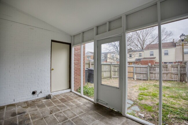 Building Photo - 5721 E Hastings Arch