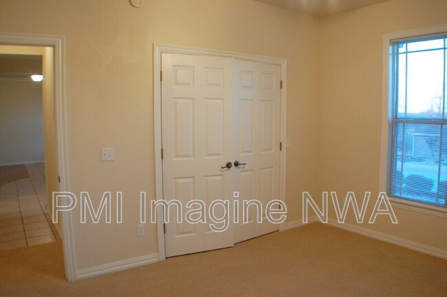 Building Photo - 4747 Mayflower Ct