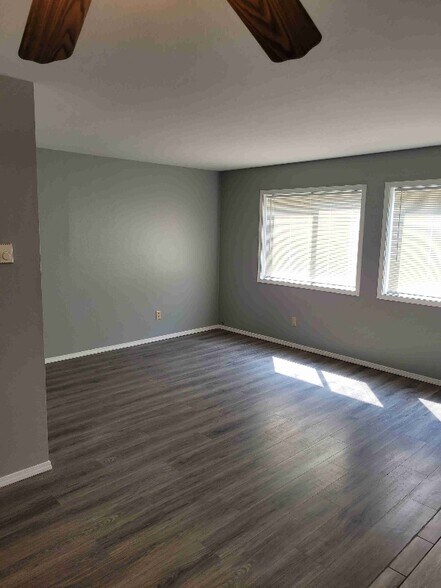 Building Photo - 1926 SW Reindeer Ave